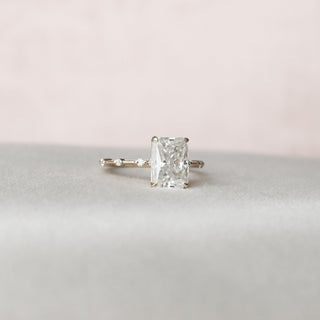 Produit personnalisé ~ Bague de fiançailles avec halo caché en moissanite taille radiant de 3,50 ct 