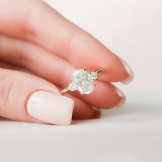 Bague de fiançailles à trois pierres en moissanite de forme ovale de 2,0 ct