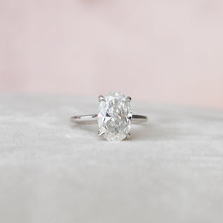 Bague de fiançailles solitaire cathédrale en moissanite à halo caché de taille ovale de 3,50 ct