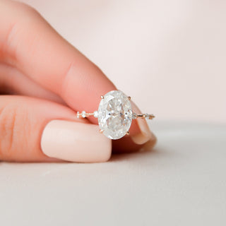 Bague de fiançailles en moissanite ovale de 4,5 ct de style pavé délicat