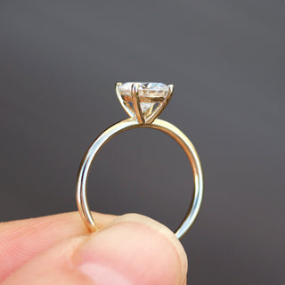 Bague de fiançailles minimaliste avec diamant solitaire rond en moissanite de 1,0 ct