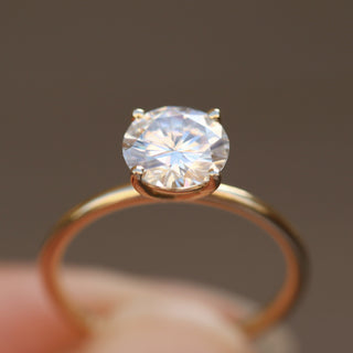 Bague de fiançailles minimaliste avec diamant solitaire rond en moissanite de 1,0 ct