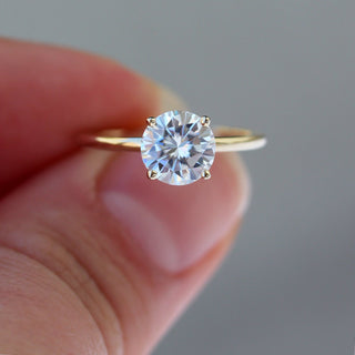 Bague de fiançailles minimaliste avec diamant solitaire rond en moissanite de 1,0 ct