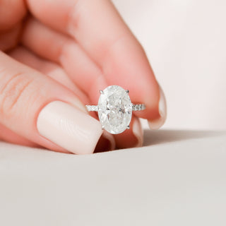 Bague de fiançailles en moissanite ovale avec halo caché de 5,0 ct