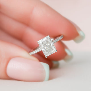 Bague de fiançailles pavée de diamants en moissanite à halo caché de 2,0 ct à taille radiante 