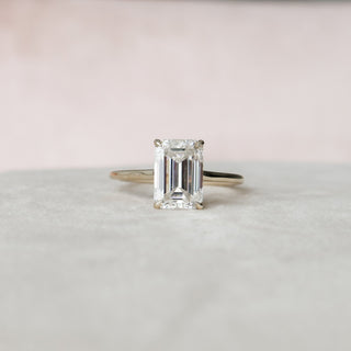 Bague de fiançailles solitaire cathédrale en moissanite avec halo caché taille émeraude de 4,0 ct 