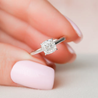 Bague de fiançailles avec halo caché en moissanite en forme de coussin de 1,0 ct