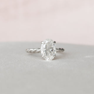 Bague de fiançailles avec halo caché en moissanite de forme ovale de 2,0 ct