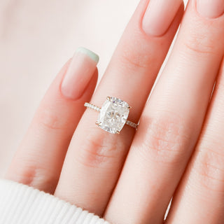 Bague de fiançailles avec halo caché parfait en moissanite taille coussin allongée de 4,0 ct 