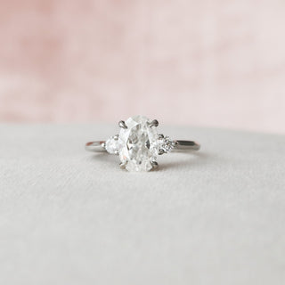 Bague de fiançailles ovale allongée de 2,0 ct avec halo caché de diamants en moissanite à trois pierres