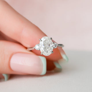 Bague de fiançailles ovale allongée de 2,0 ct avec halo caché de diamants en moissanite à trois pierres