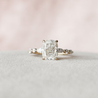 Bague de fiançailles en moissanite taille coussin sertie d'un pavé de 2,50 ct