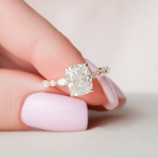 Bague de fiançailles en moissanite taille coussin sertie d'un pavé de 2,50 ct