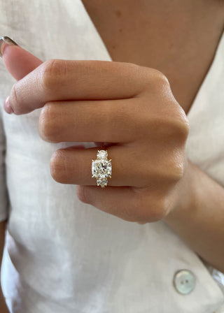 Bague de fiançailles 3 pierres avec diamant coussin de 1,50 ct et 3,50 ct