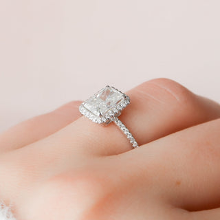 Bague de fiançailles en moissanite de style halo à taille radiante de 5,0 ct