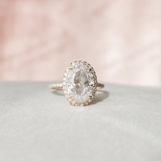 Bague de fiançailles en moissanite de style halo à taille ovale de 4,5 ct