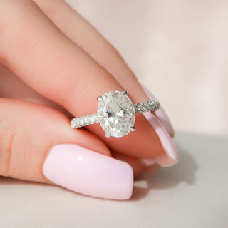 Bague de fiançailles en moissanite à halo caché de taille ovale de 3,0 ct avec pavé sur trois côtés 