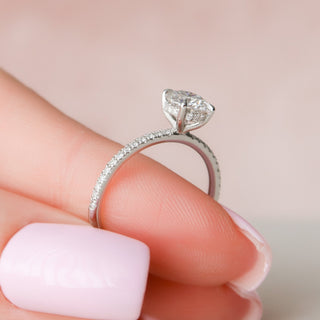 Anillo de compromiso con halo oculto de diamantes de moissanita de talla redonda de 1,0 ct 