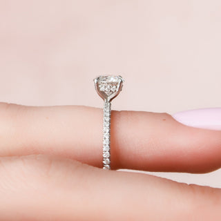 Anillo de compromiso con halo oculto de diamantes de moissanita de talla redonda de 1,0 ct 