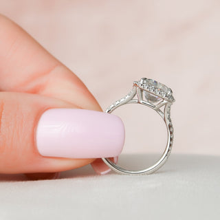 Anillo de compromiso con halo radiante de moissanita y diamante con cuerpo dividido de 5,50 quilates