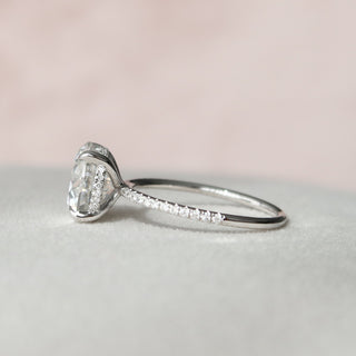 Bague de fiançailles avec halo caché en diamants et moissanite ronde pavée de 3,50 ct