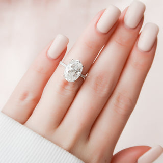 Bague de fiançailles en moissanite ovale avec halo caché de 5,0 ct