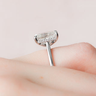 Anillo de compromiso solitario con diamante de moissanita con halo oculto y corte radiante de 4,0 quilates