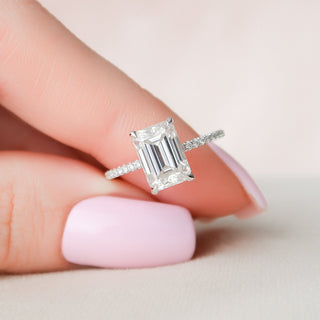 Bague de fiançailles en moissanite avec pavé d'émeraude de 2,5 ct et halo caché