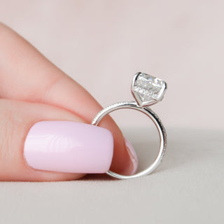 Anillo de compromiso con moissanita de 2,5 quilates con halo oculto y engaste pavé