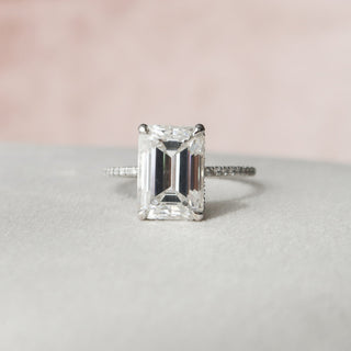 Bague de fiançailles avec halo caché en moissanite pavée de diamants taille émeraude de 5,0 ct