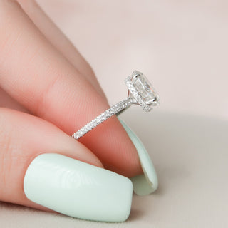 Bague de fiançailles avec halo caché en moissanite de forme ovale de 1,5 ct