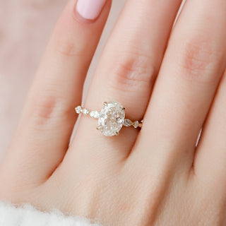 Bague de fiançailles en moissanite ovale avec halo caché et pavé de 1,0 à 2,5 ct