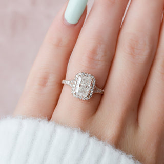 Bague de fiançailles à tige fendue avec diamant halo en moissanite taille radiant de 3,50 ct 