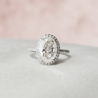 Bague de fiançailles avec diamants pavés et halo en moissanite à taille ovale de 2,50 à 4,0 ct 