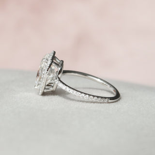 Bague de fiançailles avec diamants pavés et halo en moissanite à taille ovale de 2,50 à 4,0 ct 