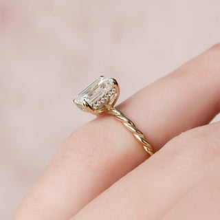 Bague de fiançailles avec halo caché en moissanite tressée taille émeraude de 2,0 à 4,0 ct