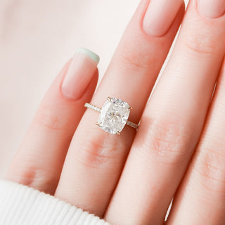 Bague de fiançailles en moissanite de style coussin pavé et halo caché de 4,50 ct