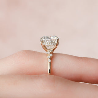 Anillo de compromiso con halo oculto de diamantes de moissanita pavé en zigzag con forma de cojín de 4,0 quilates