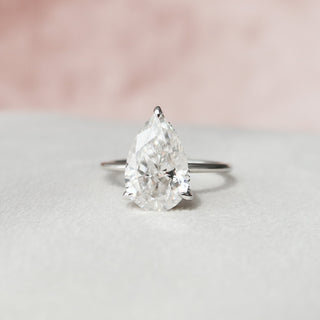 Anillo de compromiso solitario con diamante y moissanita con halo oculto en forma de pera de 3,0 quilates