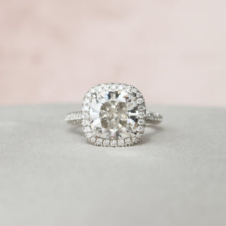 Bague de fiançailles en diamants à halo coussin serti cathédrale de 4,0 ct avec pavé à trois côtés en moissanite