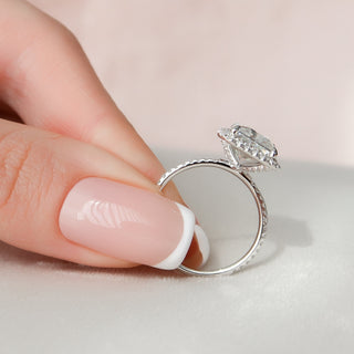 Anillo de compromiso pavé de diamantes y moissanita con halo radiante de 5,0 quilates para mujer