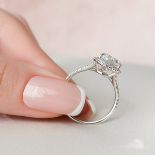 Anillo de compromiso con halo de moissanita y diamante de corte de pera de 3,0 quilates y cuerpo dividido