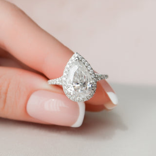 Anillo de compromiso con halo de moissanita y diamante de corte de pera de 3,0 quilates y cuerpo dividido