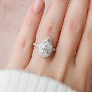 Bague de fiançailles à tige fendue avec diamant halo en moissanite taille poire 3,0 ct