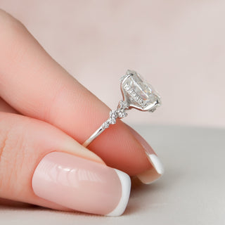 Anillo de compromiso con racimo de diamantes de moissanita con halo oculto de corte ovalado de 2,0 CT a 4,0 CT