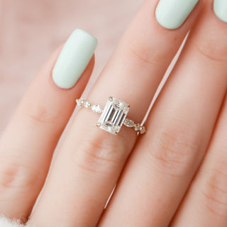 Bague de fiançailles en moissanite avec halo caché et sertissage pavé d'émeraude 2.0