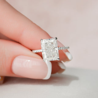 Bague de fiançailles en moissanite pavée avec halo caché de 4,5 ct