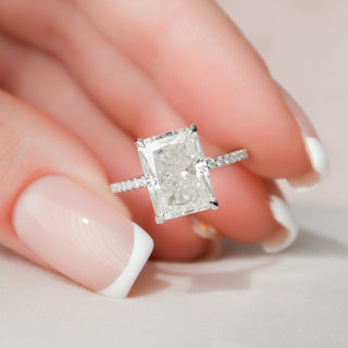 Bague de fiançailles pavée de diamants en moissanite avec halo caché radiant de 4,50 СT