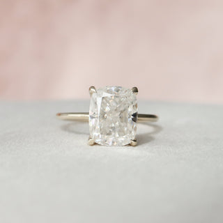 Bague de fiançailles solitaire allongée en forme de coussin de 4,50 ct avec halo caché en moissanite et diamant 