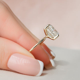 Bague de fiançailles solitaire allongée en forme de coussin de 4,50 ct avec halo caché en moissanite et diamant 